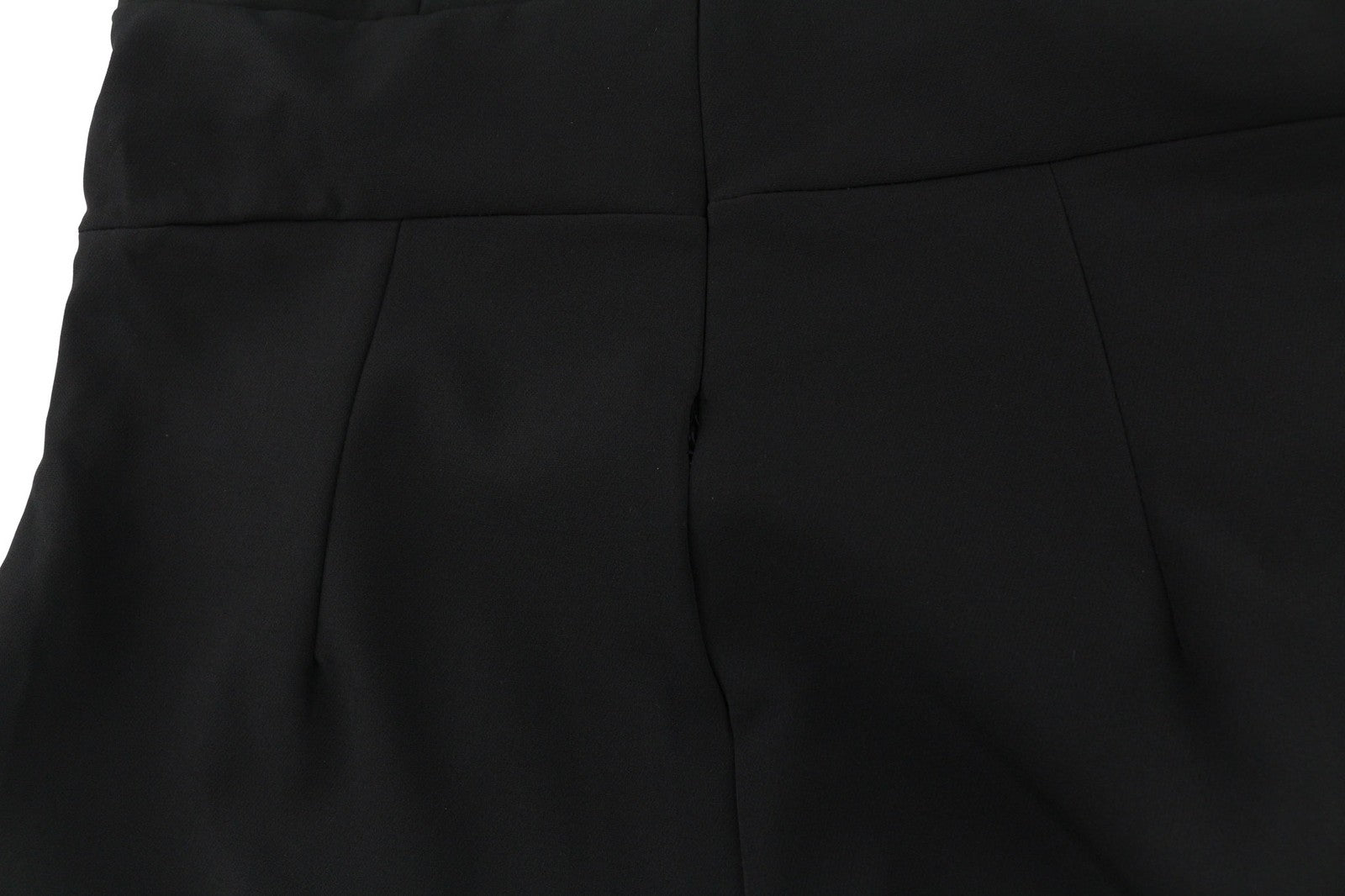 MAKADAMIA moteriškas kombinezonas 38 cm, juodas be rankovių, priglundantis, V formos iškirpte, su logotipu ir kišene 