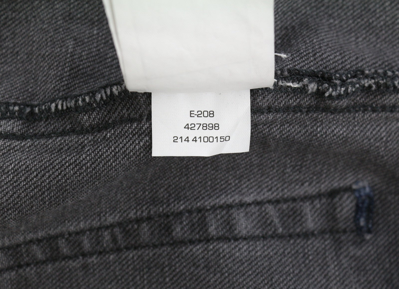 GANT trumpinti platėjančios moteriški džinsai W33 juodi su išblukusiu džinsu ir užtrauktuku ant kulkšnies. 