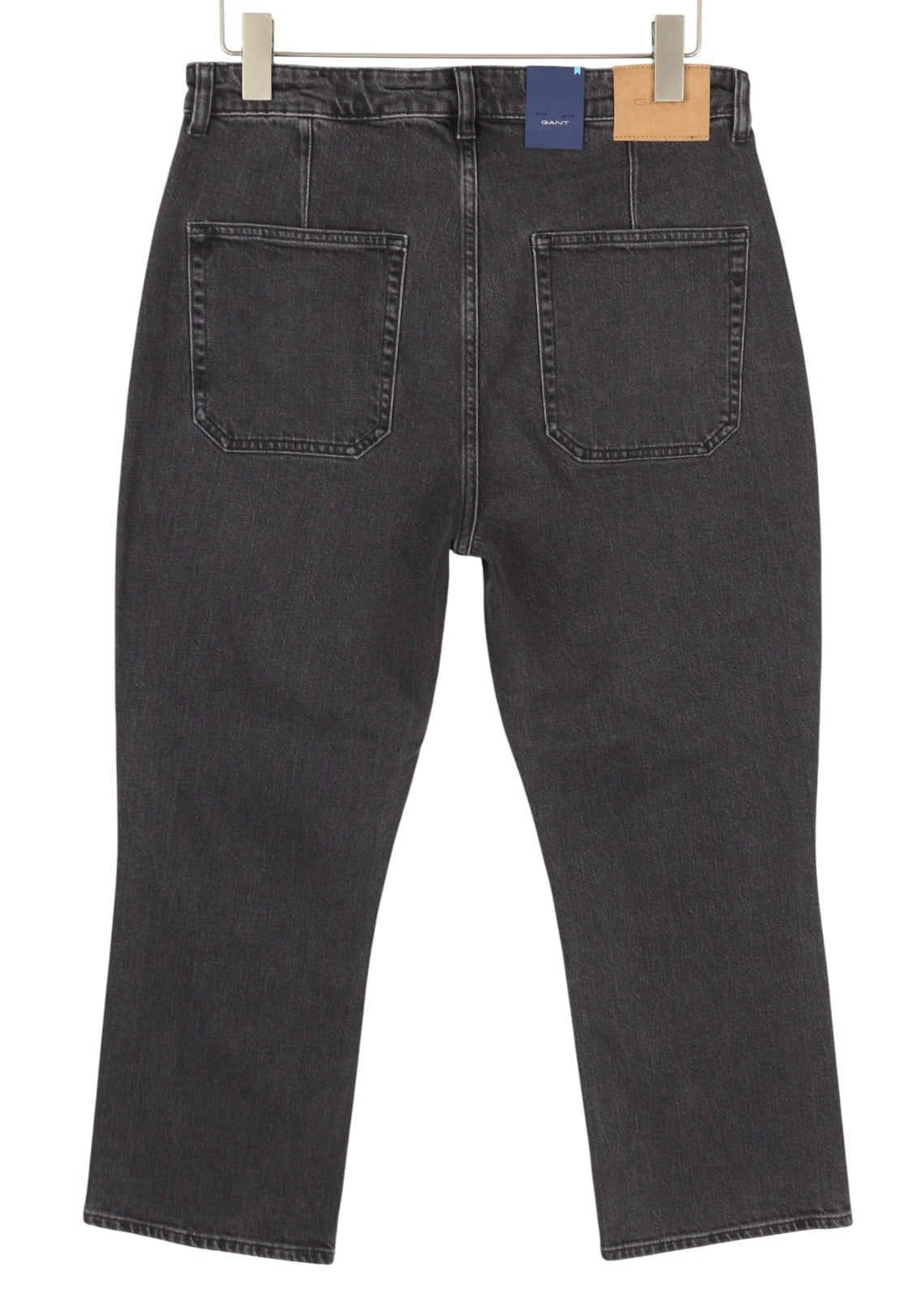 GANT trumpinti platėjančios moteriški džinsai W33 juodi su išblukusiu džinsu ir užtrauktuku ant kulkšnies. 