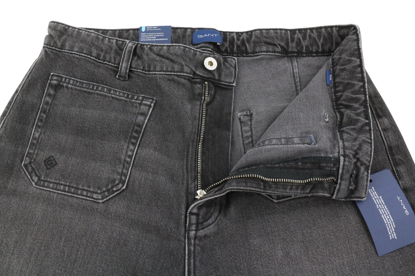 GANT trumpinti platėjančios moteriški džinsai W33 juodi su išblukusiu džinsu ir užtrauktuku ant kulkšnies. 
