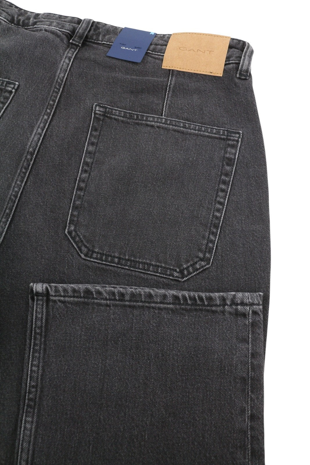 GANT trumpinti platėjančios moteriški džinsai W33 juodi su išblukusiu džinsu ir užtrauktuku ant kulkšnies. 