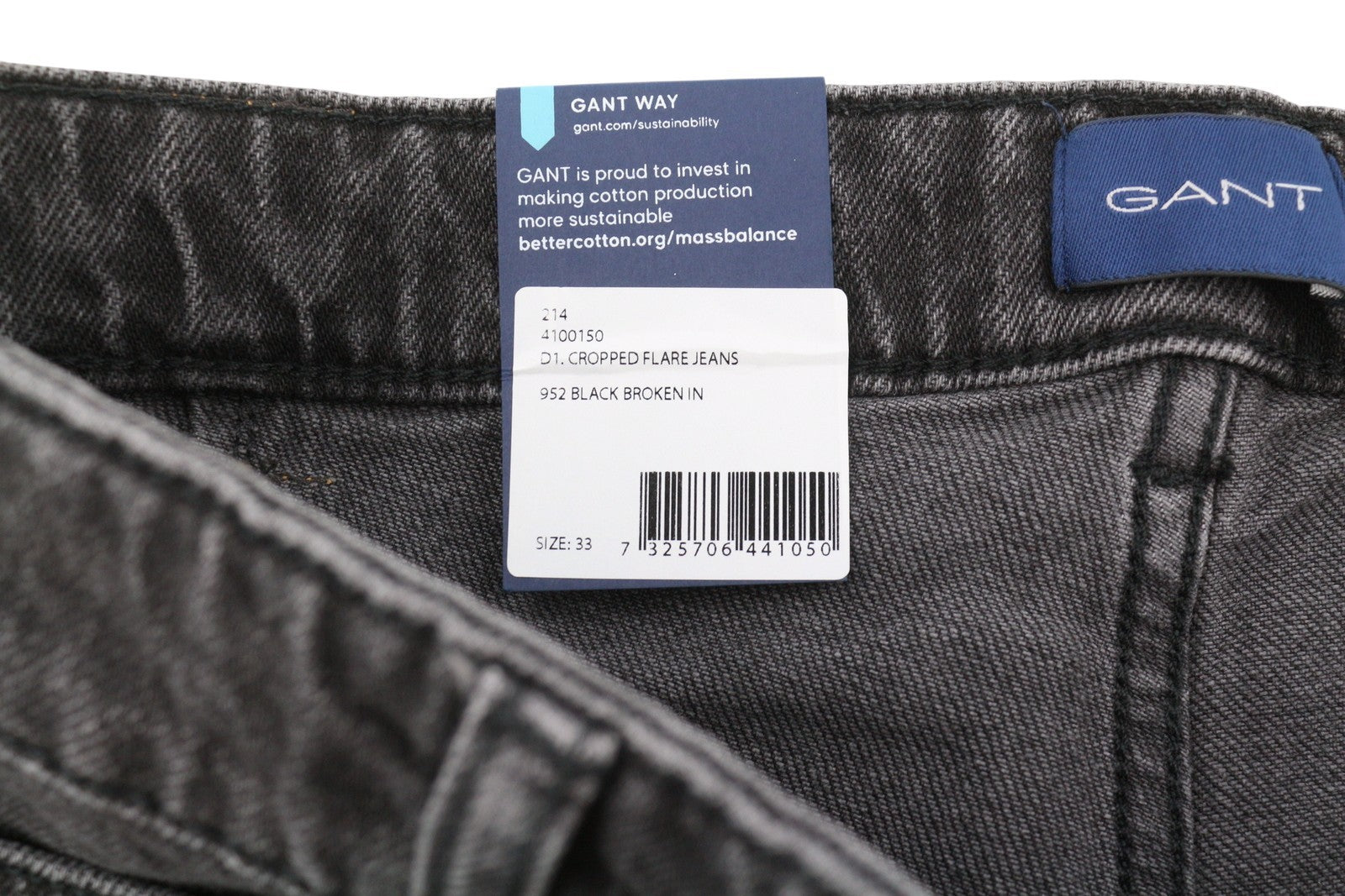 GANT trumpinti platėjančios moteriški džinsai W33 juodi su išblukusiu džinsu ir užtrauktuku ant kulkšnies. 