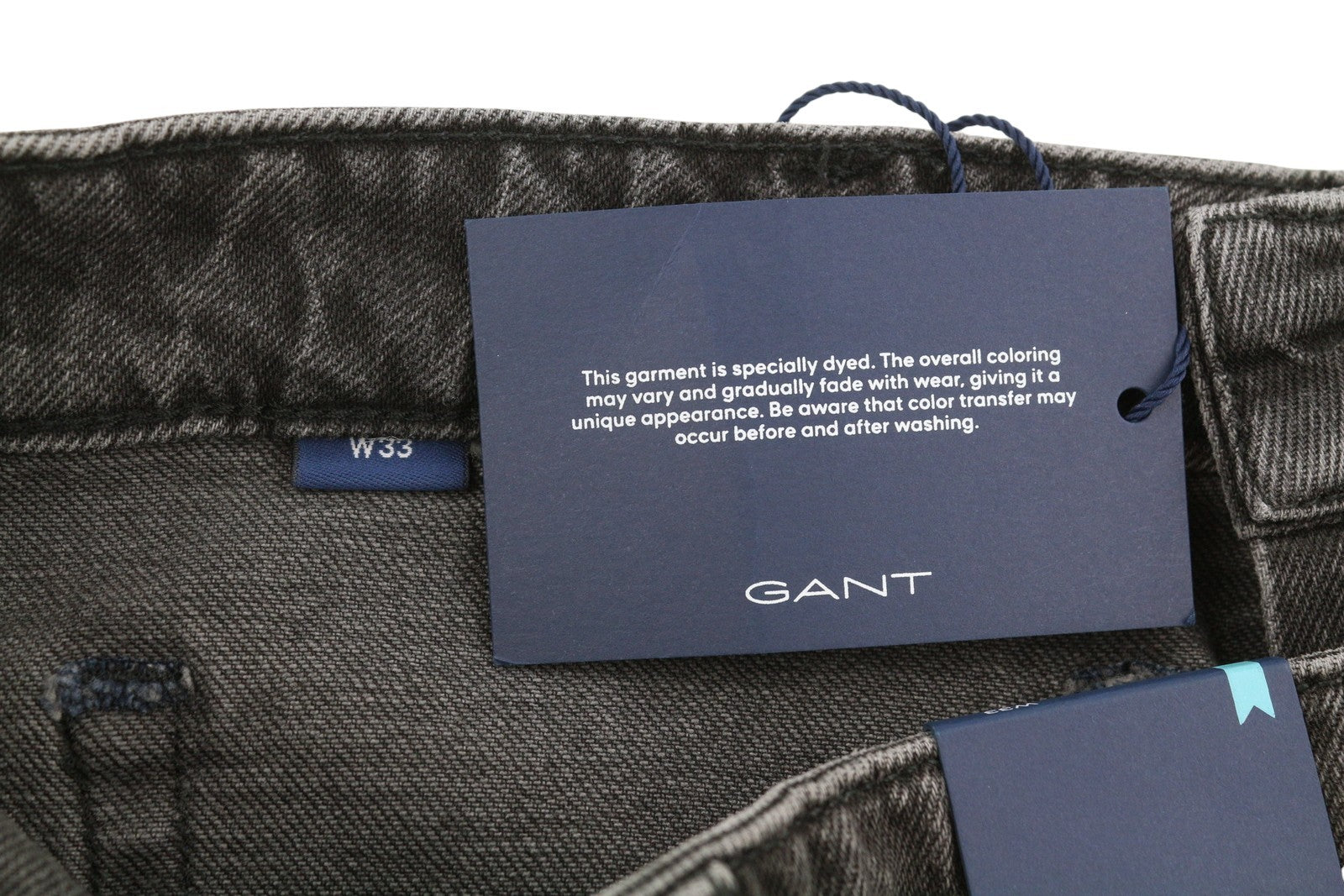 GANT trumpinti platėjančios moteriški džinsai W33 juodi su išblukusiu džinsu ir užtrauktuku ant kulkšnies. 