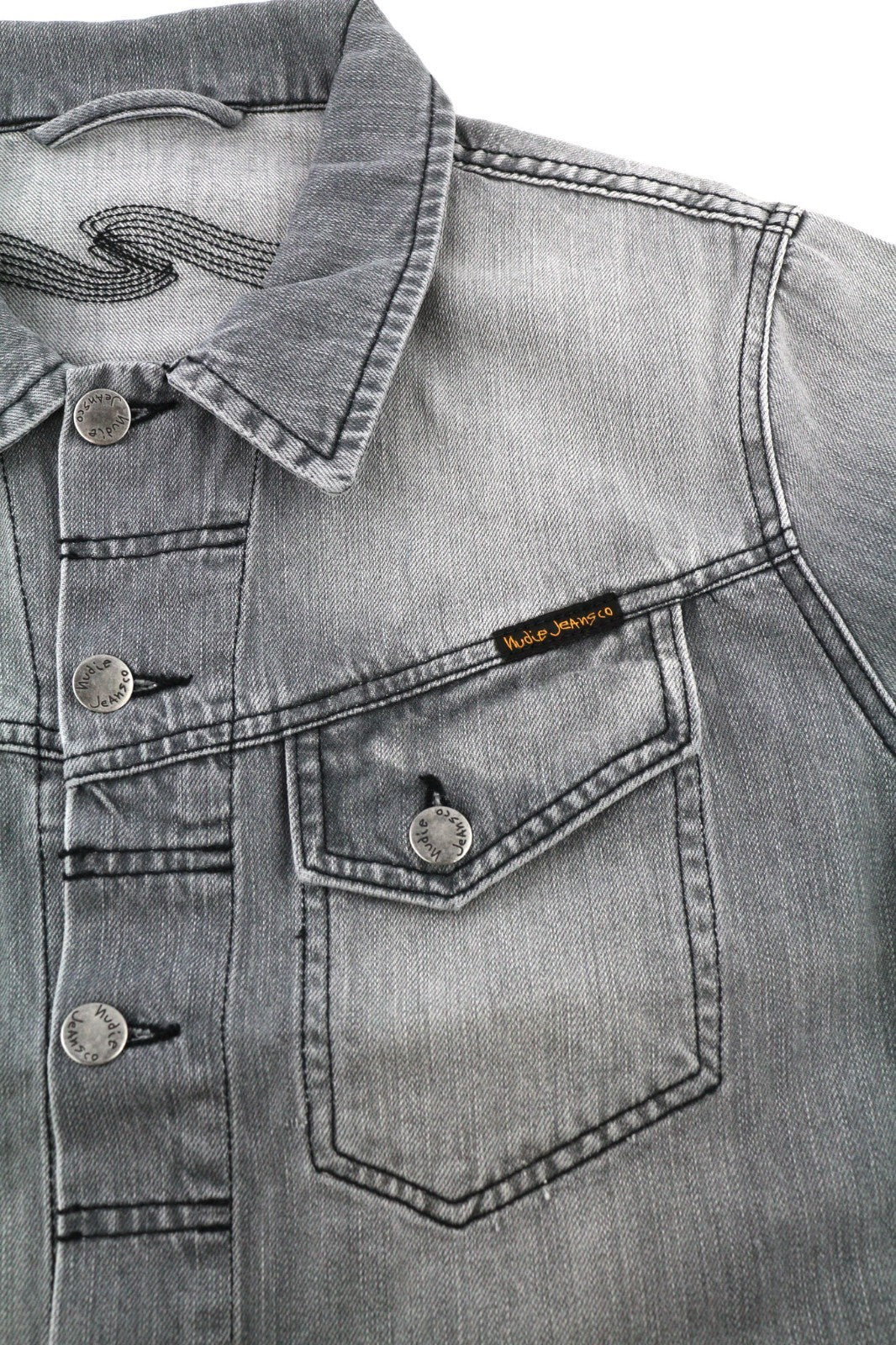 NUDIE JEANS Conny vyriška striukė M su saulės balinta juoda spalva, pilka polo marškinėliai su sagomis 