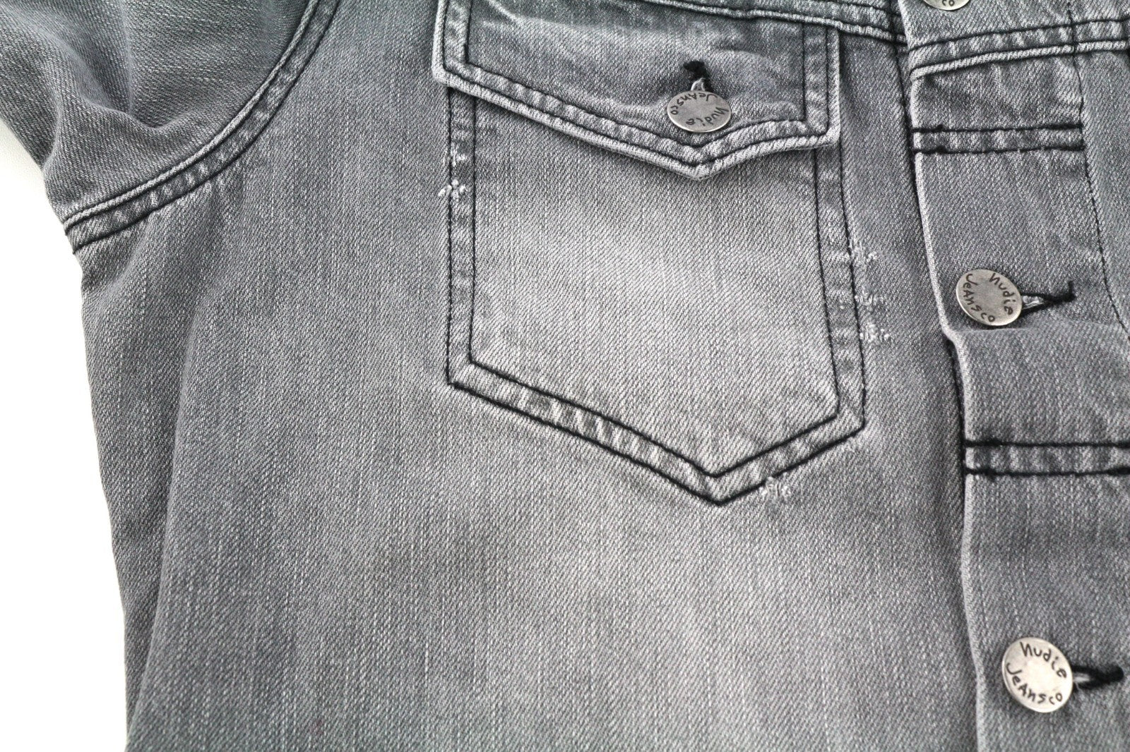 NUDIE JEANS Conny vyriška striukė S su saulės išblukinta juoda polo marškinėliai su sagomis, balta pilka 