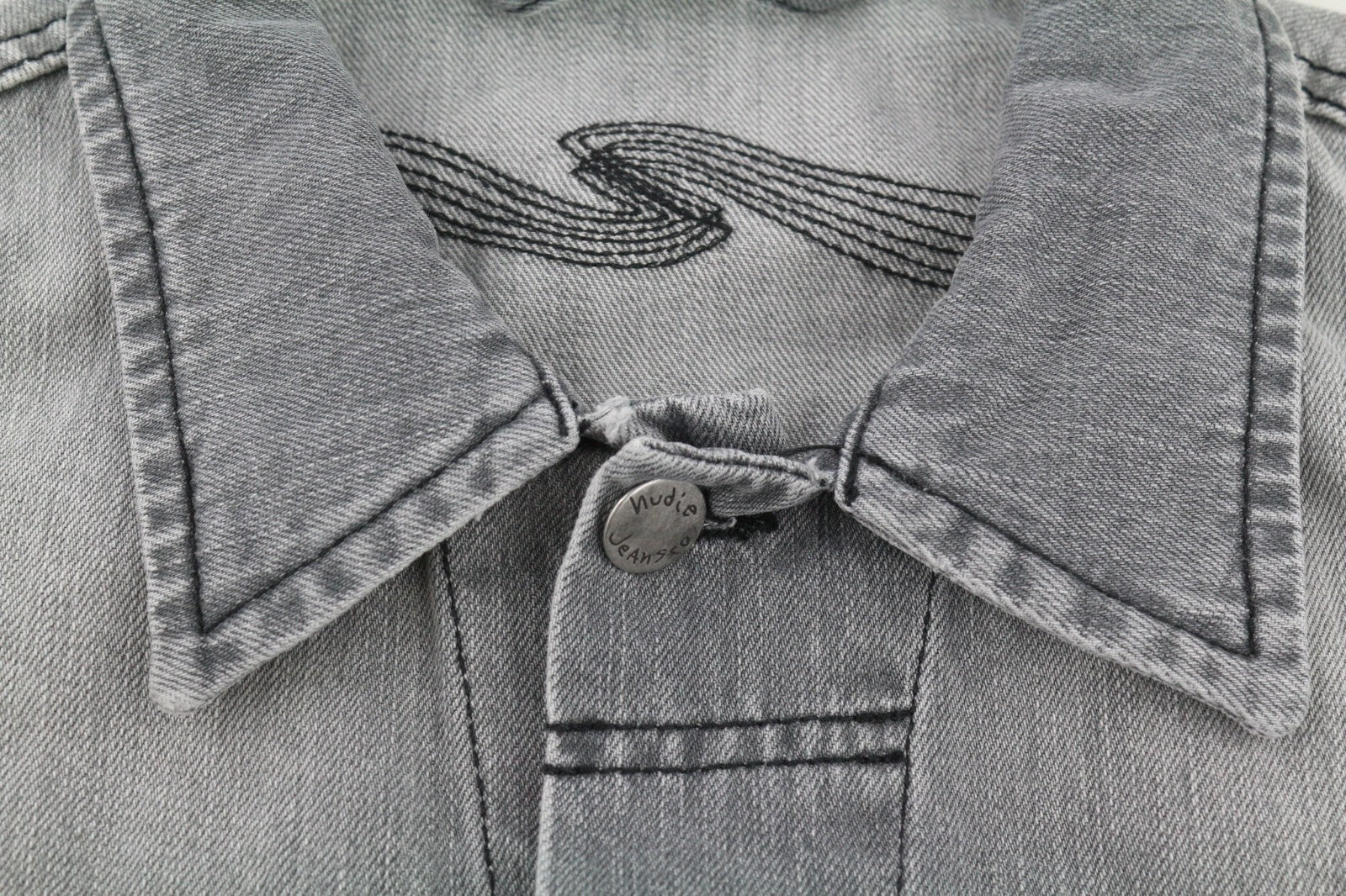 NUDIE JEANS Conny vyriška striukė S su saulės išblukinta juoda polo marškinėliai su sagomis, balta pilka 