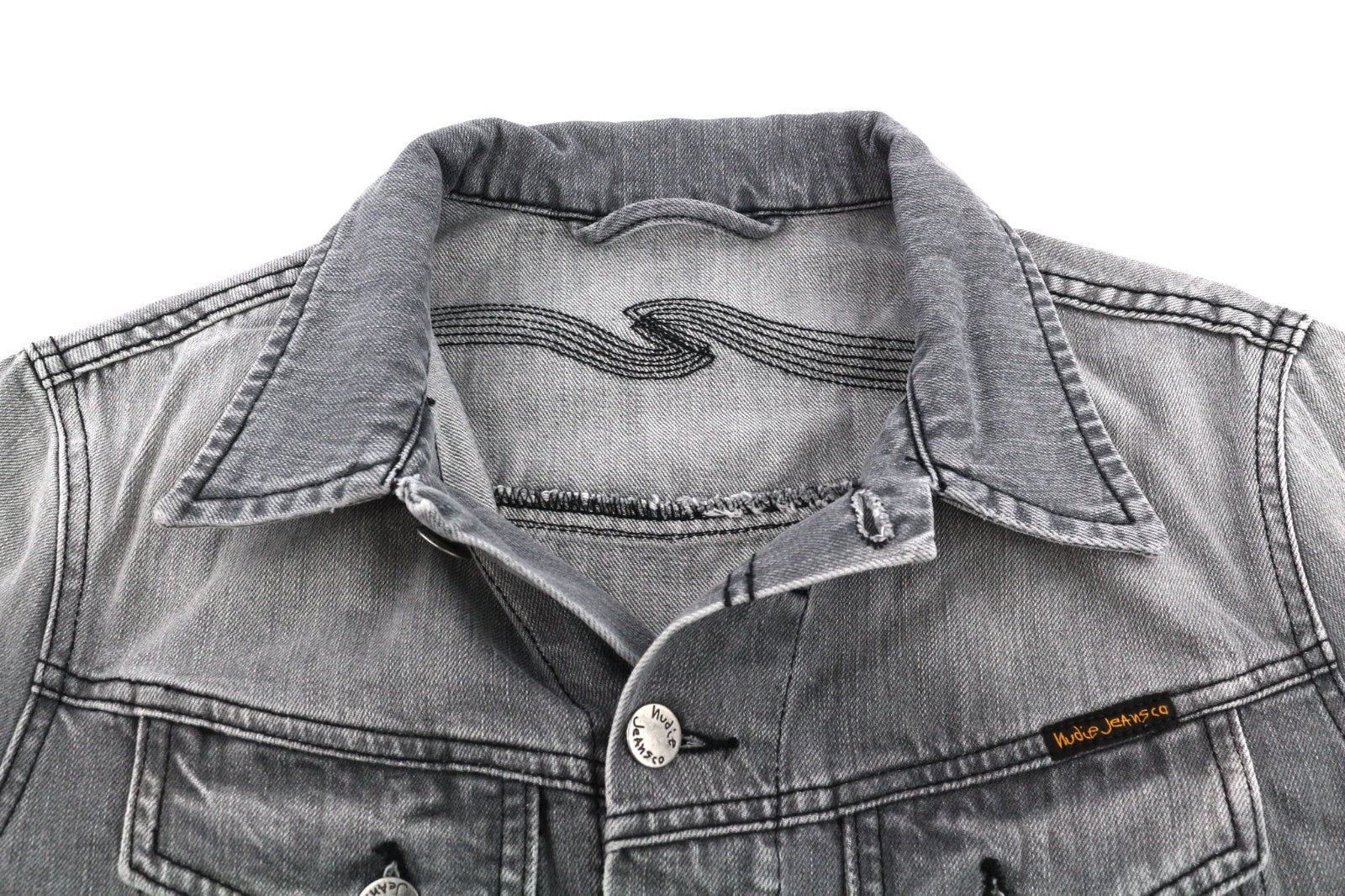 NUDIE JEANS Conny vyriška striukė S su saulės išblukinta juoda polo marškinėliai su sagomis, balta pilka 