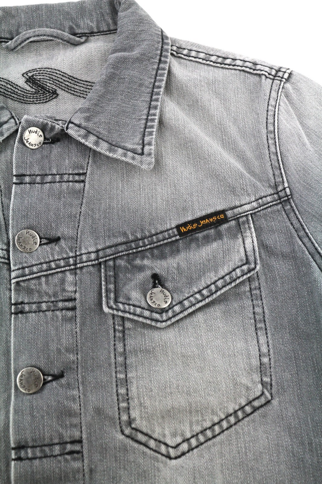 NUDIE JEANS Conny vyriška striukė S su saulės išblukinta juoda polo marškinėliai su sagomis, balta pilka 