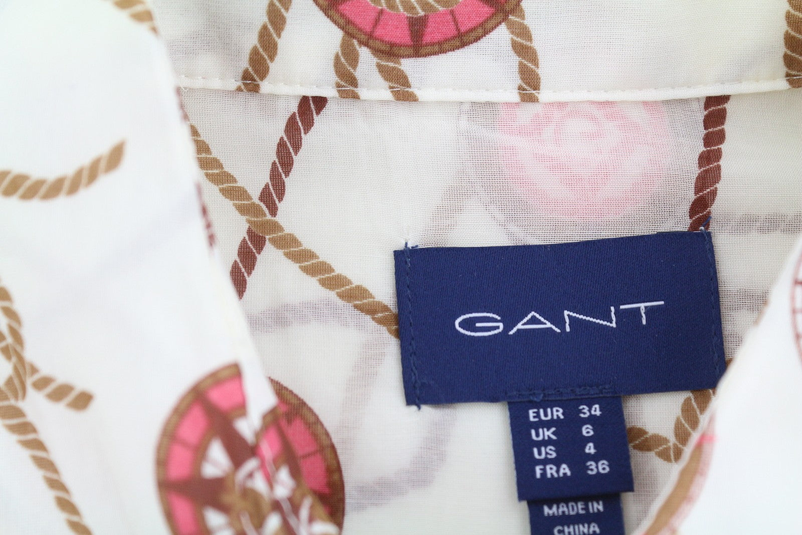 GANT buriavimo rašto šilkinis moteriškas marškinėlis, EU34, baltas, sagomis užsegamas, platėjančia apykakle. 