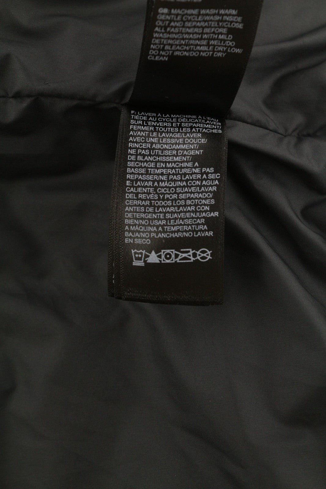 THE NORTH FACE moteriška striukė L, juoda, dygsniuota, su pamušalu, izoliuota, aukštu kaklu ir užtrauktuku. 