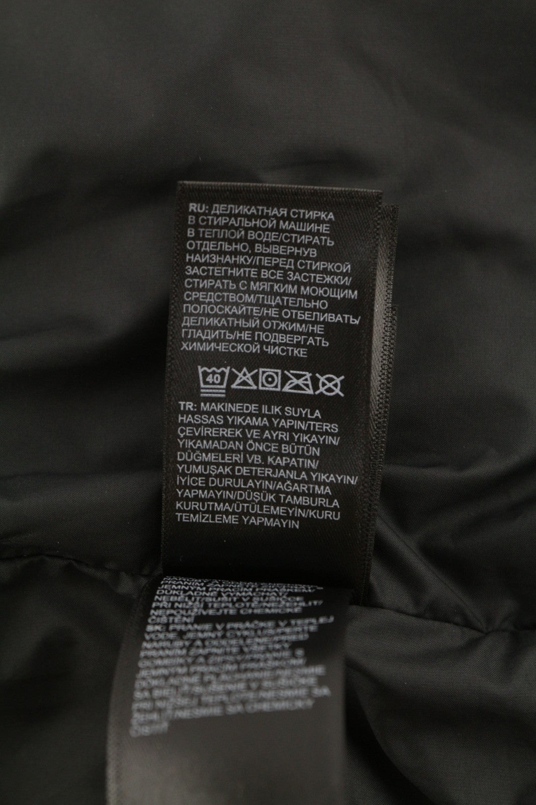 THE NORTH FACE moteriška striukė L, juoda, dygsniuota, su pamušalu, izoliuota, aukštu kaklu ir užtrauktuku. 