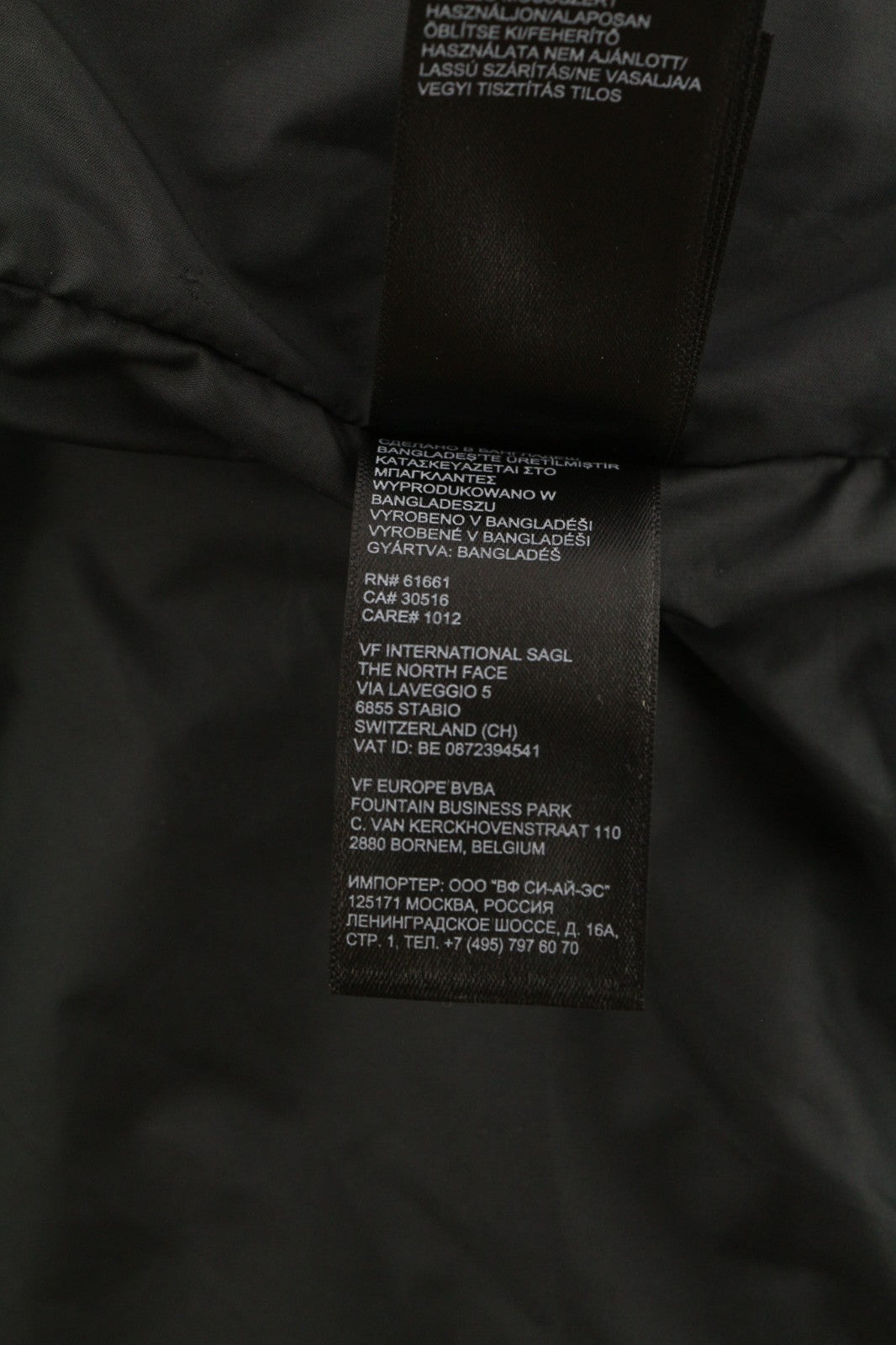 THE NORTH FACE moteriška striukė L, juoda, dygsniuota, su pamušalu, izoliuota, aukštu kaklu ir užtrauktuku. 