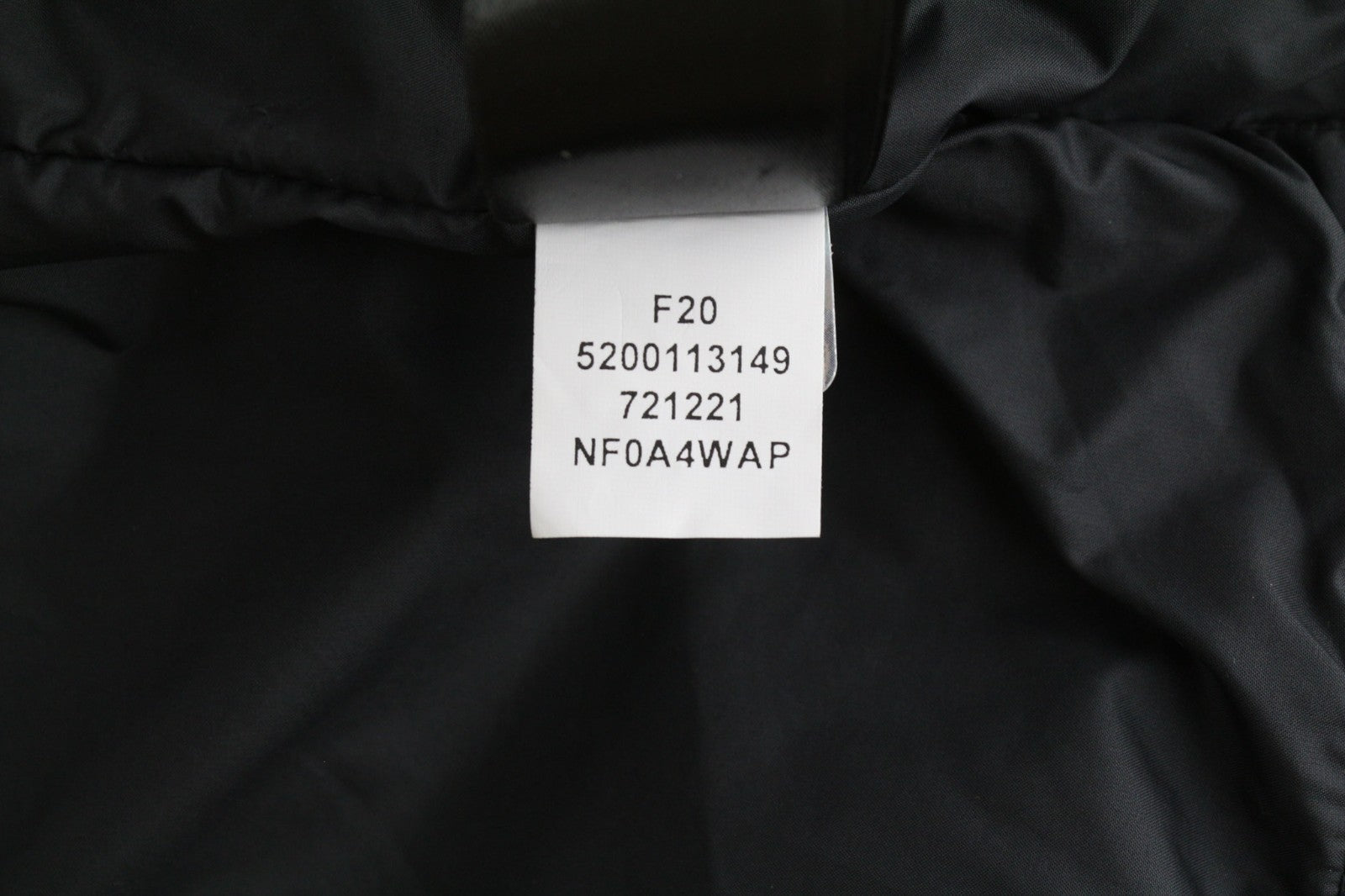 THE NORTH FACE moteriška striukė L, juoda, dygsniuota, su pamušalu, izoliuota, aukštu kaklu ir užtrauktuku. 