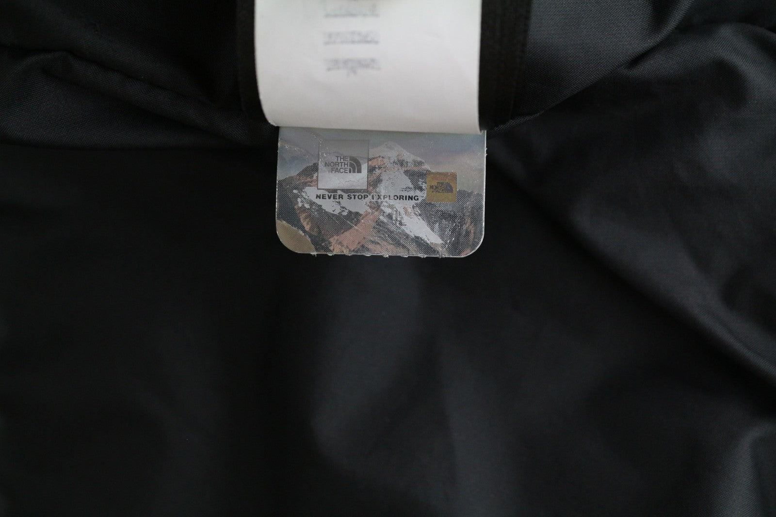THE NORTH FACE moteriška striukė L, juoda, dygsniuota, su pamušalu, izoliuota, aukštu kaklu ir užtrauktuku. 