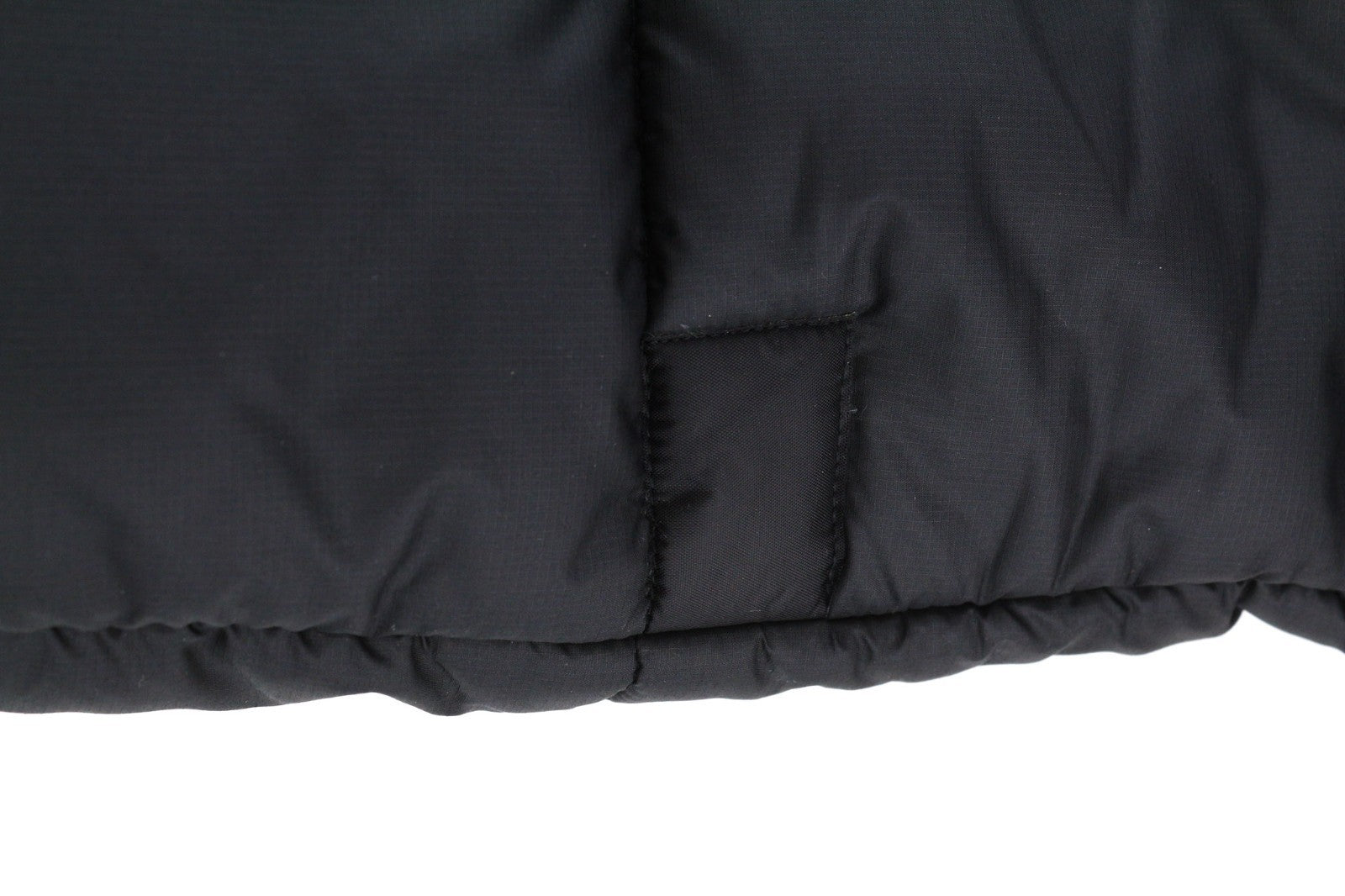 THE NORTH FACE moteriška striukė L, juoda, dygsniuota, su pamušalu, izoliuota, aukštu kaklu ir užtrauktuku. 