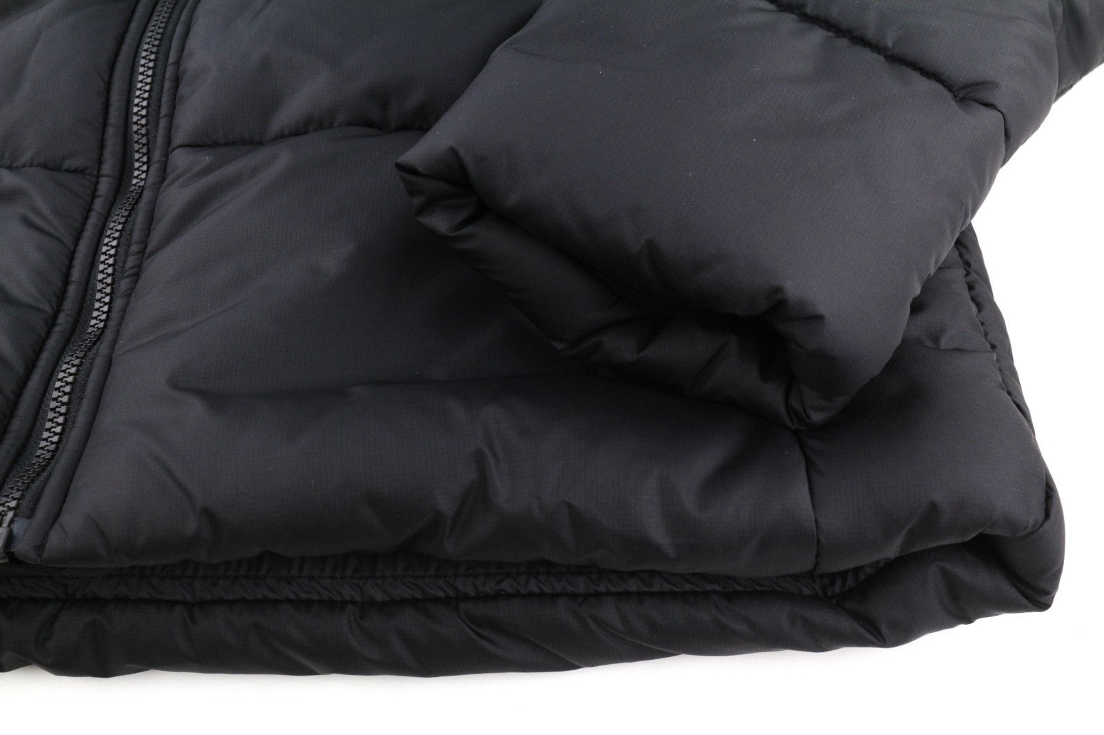 THE NORTH FACE moteriška striukė L, juoda, dygsniuota, su pamušalu, izoliuota, aukštu kaklu ir užtrauktuku. 