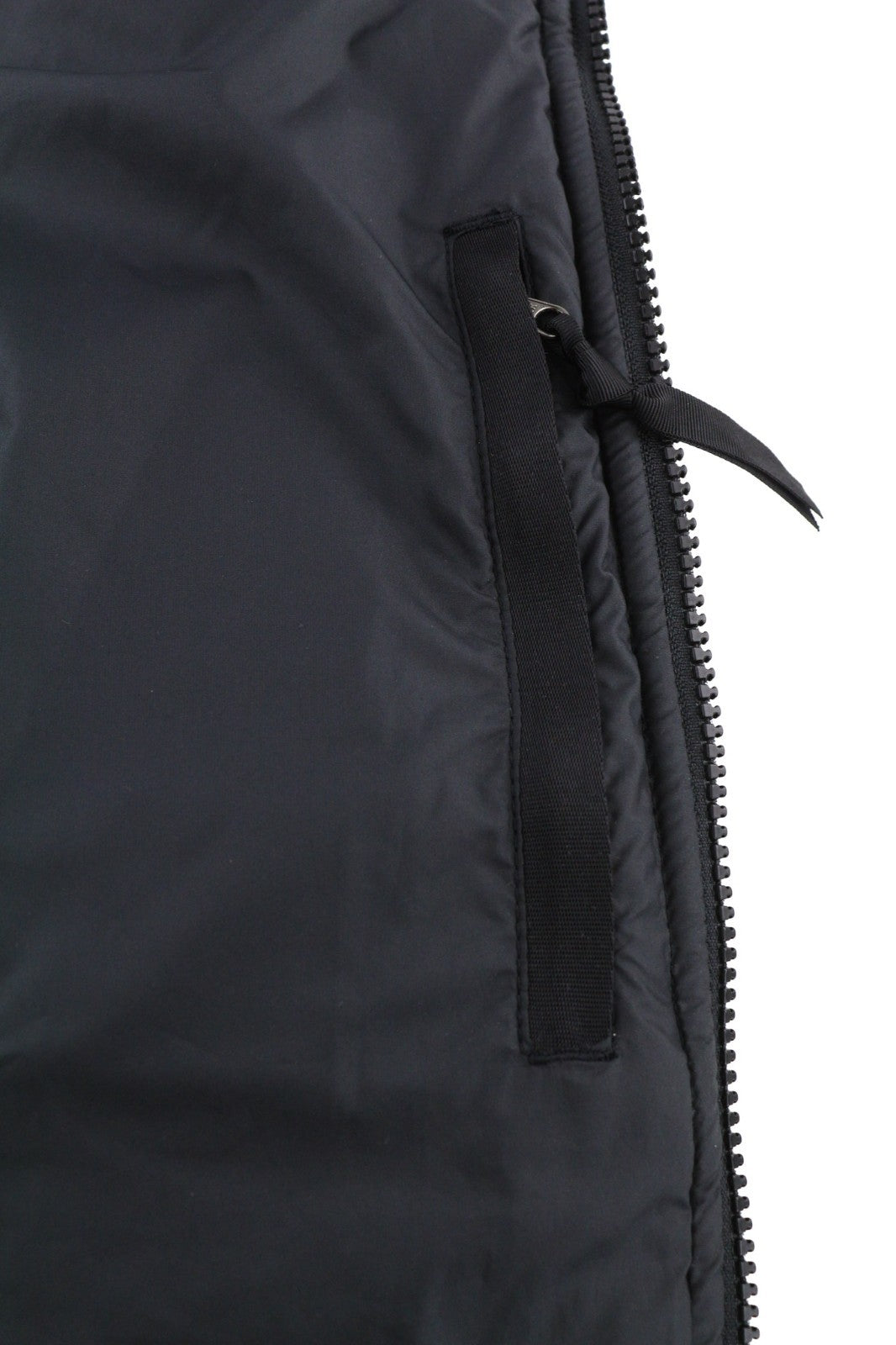 THE NORTH FACE moteriška striukė L, juoda, dygsniuota, su pamušalu, izoliuota, aukštu kaklu ir užtrauktuku. 