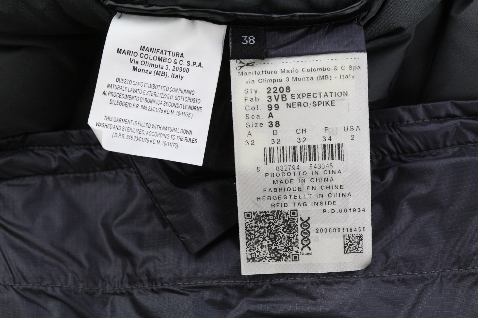 COLMAR 2208 moteriška striukė XXS dydžio, pūkinė, dygsniuota, su gobtuvu, vidutinio ilgio, su izoliuotu užtrauktuku. 