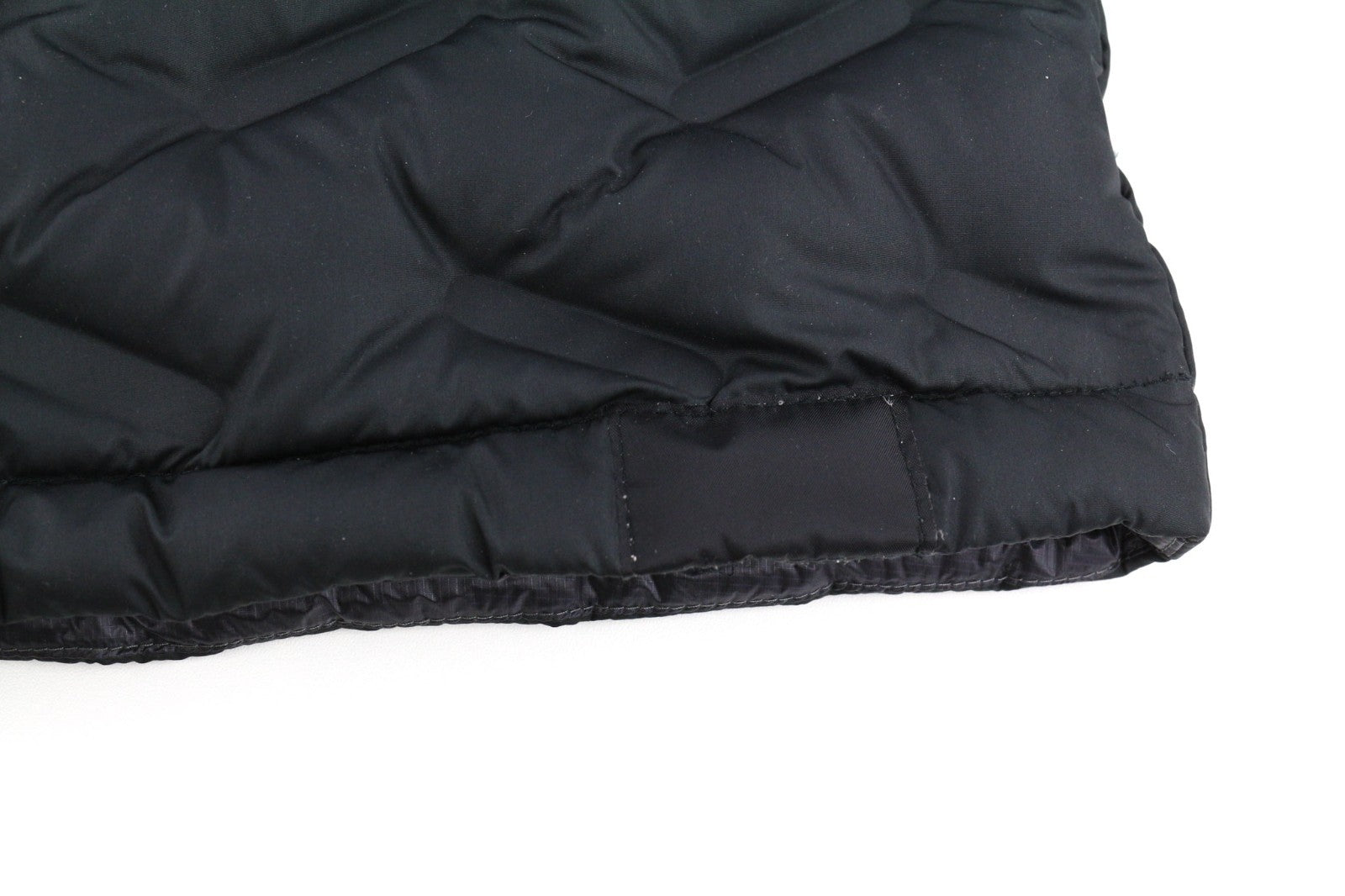 COLMAR 2208 moteriška striukė XXS dydžio, pūkinė, dygsniuota, su gobtuvu, vidutinio ilgio, su izoliuotu užtrauktuku. 