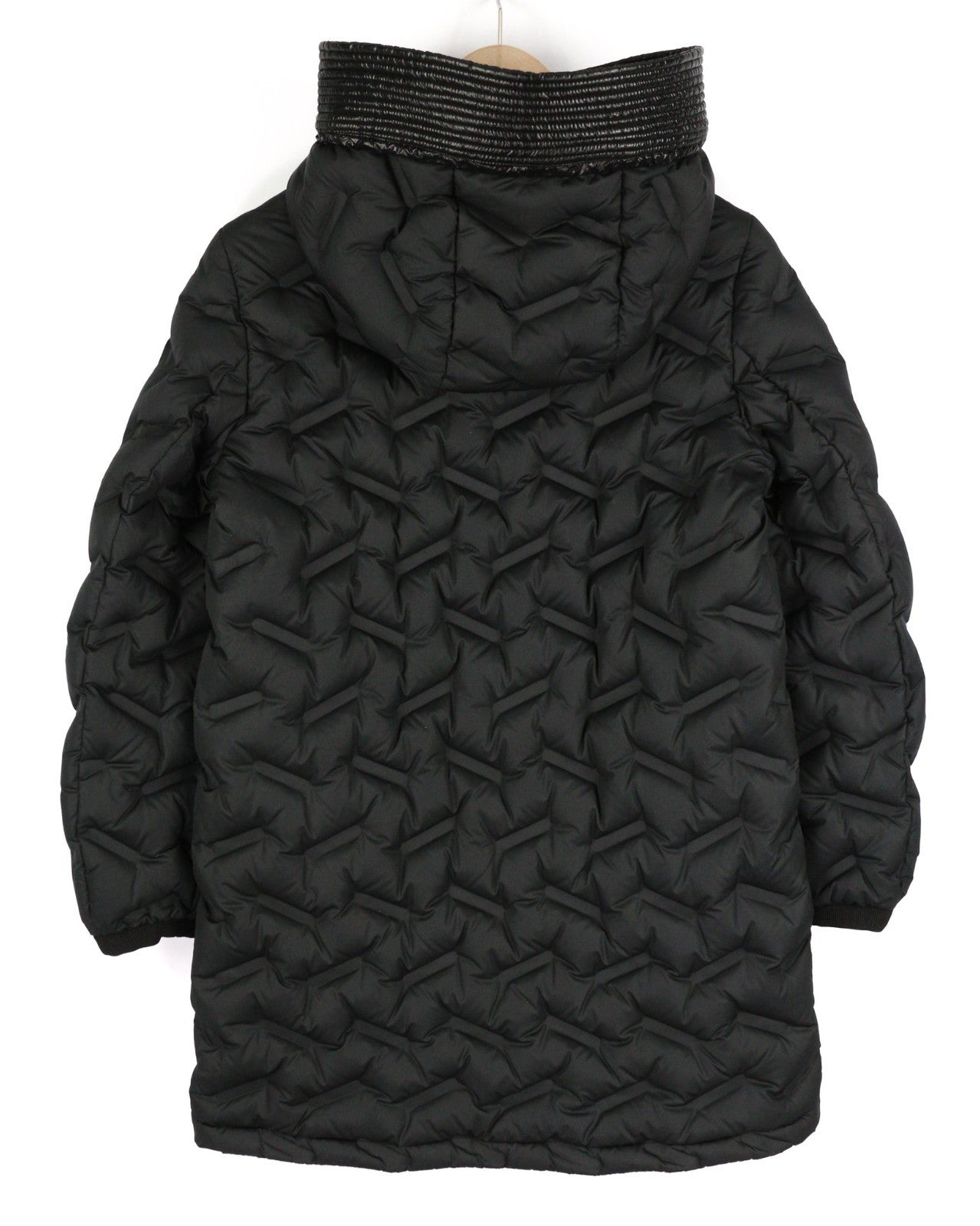 COLMAR 2208 moteriška striukė XXS dydžio, pūkinė, dygsniuota, su gobtuvu, vidutinio ilgio, su izoliuotu užtrauktuku. 