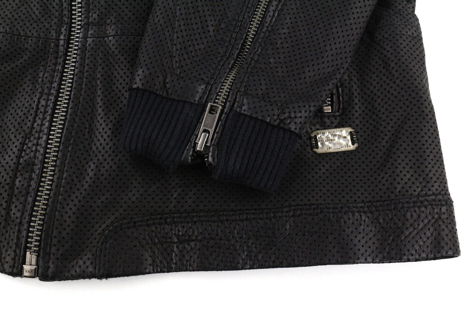 DIESEL vyriška striukė L, juoda, ėriuko odos, asimetrinė, užtrauktuku, su juostele ant kaklo. 